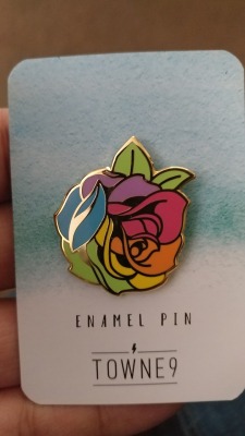 Look at this gorgeous pin I got for my sister&rsquo;s birthday next month🌹🌈