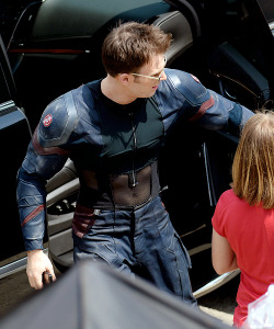 absurdical:  robertdeniro:  Chris Evans on the set of ‘Captain America: Civil War’  #WHAT IS THIS OUTFIT BESIDES A SEXUAL APOCALYPSE (via superwooper)
