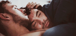 frasesgay:  As vezes eu fico pensando nois dois juntinhos numa cama embaixo de um cobertor. #sonho #carinho 