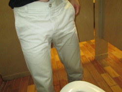 theguysearcher:  wetting pants in college bathroom  SO HOT!!!!