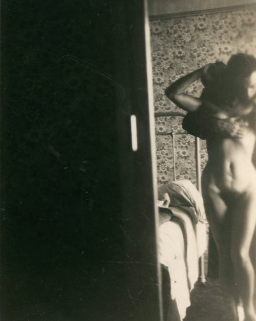 thegreatinthesmall:  autoportrait du couple au miroir. Vers 1930  