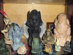trembling-colors:Cthulhu (and Nyarlathotep).statues