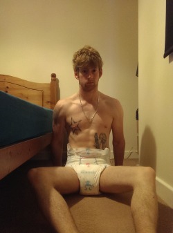 crookedlygreatfury:  Posing after the gym, (old photo)   such a hot man in a diaper