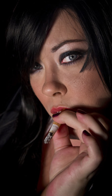 tinasnua:  The last drags of the cigarette &lt;3 xxxx  A non-pregnant post but I adore this woman! 