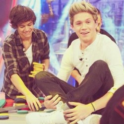Does anyone know of a good YouTube video from this Mexican show they did? And BTW I have a bracelet JUST like Niall&rsquo;s 