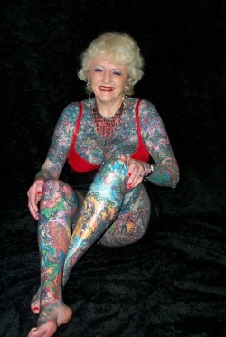 skindeeptales:  77 year old english tattooed lady Isobel Varley She was 49 when she got her first tattoo, in 1986. 