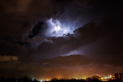 sexy-uredoinitright:  I love thunderstorms, always such beauty on display…  excuse me while i find a blanket to hide under