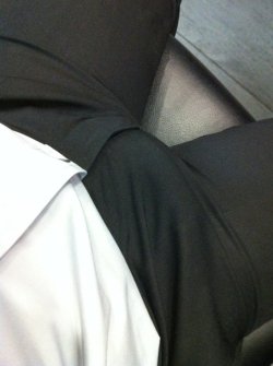 guys-with-bulges:  Bulging in the office.