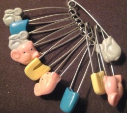 freelyelegantgiver:  a cute assortment of vintage baby diaper pins. 