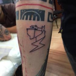 #tatuaje realizado al pana @reylos3 en homenaje a su hermoso perrito! 👍🏼😜@dashm2 #tatuaje #tattoo #line #linea #geometric #tatu #ink #inklove #tattooed #tattooedman #dog #thunder #rayo #venezuela #lara #barquisimeto #colombia #argentina #gabriel