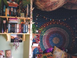 hele-lau:  wisteria-spirit:my room :)  meg your room is my aesthetic :)