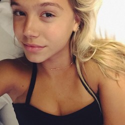 alexisrenmodel:  &ldquo;This has been one long day &amp; I’m finally in a hotel room about to sleep in a bed and not an airplane  yaaaay!”  