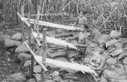 Igorot girls weaving at looms in Barlig, Mt. Province, Northern Luzon, Philippines, early 20th Century. Via John Tewell.  