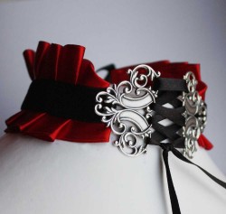 steinerkd:  Beautiful choker necklace  want.  &lt;3