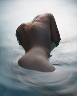 imveryinterested:  jedavu:  Intriguing Photographs Of Partially Submerged Nudes That Play With Perception Sydney-based photographer Danny Eastwood has a visually intriguing series titled ‘The Naked and the Nude’ that plays with perception.   These