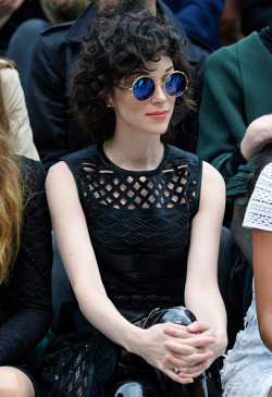 mousekiewicz:  Annie Clark/St. Vincent attends the Burberry show at LFW (nothing against Cara, there just weren’t many solo photos of Annie THOUGH WHO CAN BLAME A SINGLE SOUL BECAUSE THEIR RELATIONSHIP IS PERFECT.) 