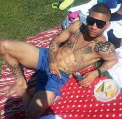 gdr1:  goodbussy:  Dudes with tattoos make my dick jump…  BEVY OF BEAUTIESCreme d’ la’ Creme