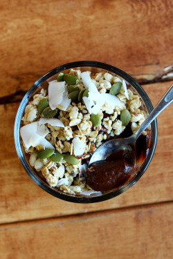 garden-of-vegan:  Chocolate avocado pudding (puréed avocado, cocoa, maple syrup, and vanilla) topped with granola, pumpkin seeds, coconut, and a drizzle of maple syrup. 
