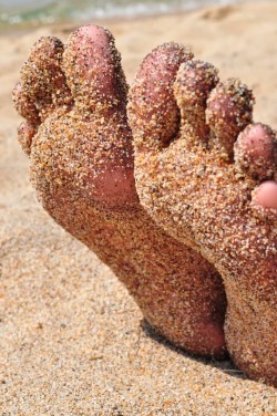 luvhertoes:  loiony:  Decided to post some sandy feet to remind you about summer, time when all people have to relax and reboot themselves  Love it
