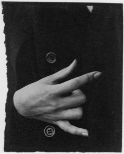 miss-catastrofes-naturales:  Alfred Stieglitz  Georgia O’Keeffe Hands with Buttons of Black Coat (1918) 