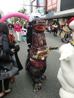 jimpluff:  Shin Godzilla appears at a Halloween event [x] 