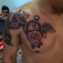 #Tattoo #tatuaje #tatu #tattoos #tatuajes #tatus #ink #inklove #reloj #clock #alas #numeros #ronanos #pecho #venezuela #colombia #lara #barquisimeto #rosa #rose #sombras #shadows  (en Old Skull Tattoo Studio)