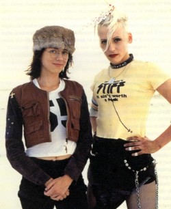 sweetheartsandcharacters:  Naomi Watts and Lori Petty, “Tank Girl” (Rachel Talalay, 1995).