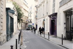 mimbeau:  Parisian street parisinfourmonths.com 