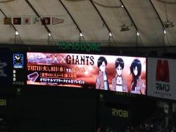 Ads for the upcoming SnK-themed baseball games with the Yomiuri Giants were shown at current matches in Tokyo Dome!There is also a glimpse at the scarf they will be giving away at those games.
