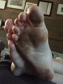 sexy-bare-feet:  My filthy soles. Who would like to lick them clean???