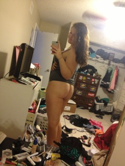 lilleaf:  I promise ill clean my room eventually but until then ill keep taking pictures… 