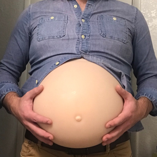 mpregboy28:passionofbellymen:Dreamer mpreg belly&hellip; With muscular arms..  🤤🤤🤤🤤Can i be the father of your second child 🙏I don’t know if this is real, but I also don’t care 😍