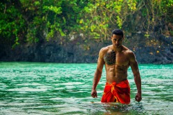 jaynotjason:  rainbowbearscubspandaschasers:  Love a man in a Lava Lava   He is looking saRIGHT in that sarong.  