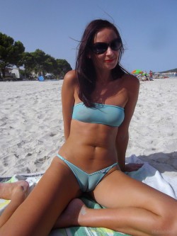 killercool12345:  Oh my i wanna lick her right on the beach for all day 
