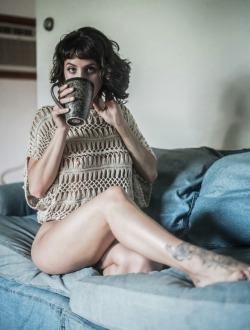 danibbarefeet:  Sexy foot fetish model Kristie Yoginny loves hidding behind her tea, love her eyes! @yoginny