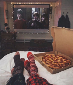 lis-lis:  cozytreehouse:  Perfect date. 🍁   Can I play with your wand while we watch Harry Potter lol 