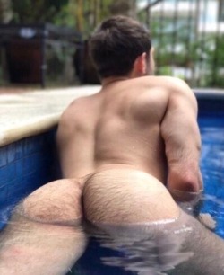 alanh-me:    57k+ follow all things gay, naturist and “eye catching”   