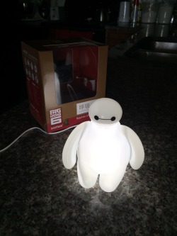 colt-kun:LOOK WHO ARRIVED TODAYWhat people don’t seem to realize is a feature of this little Baymax light -He has a breathing mode. His light steadily fades in and out to a slow pace to help regulate breathing. BAYMAX CAN LITERALLY HELP CALM PEOPLE