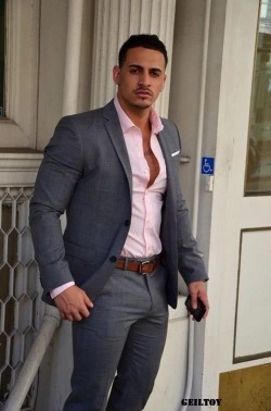stratisxx:Check out what’s behind that big bulge on this Arab stud… Everyone like to get fucked hard by a man in a suit.