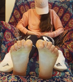 luna-soles-goddess:  👇👣 #feet #feetstagram #wrinkledsoles #goddess #sexysoles #soles #instafeet #socken #toes #wornsocks #softsoles  #foot #füsse #femdom #footqueen #nylons #footfetishnation #footfetishcommunity #footfetishgang #footfetishworld