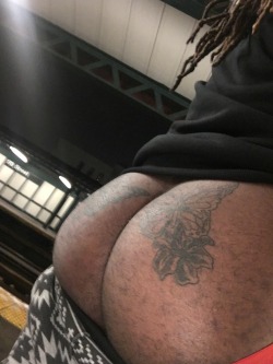 geegee911:  tony2102:  prettyshreds:  It was to cold to show my dick so I showed my ass at the train station to guy across the platform  Very nice  When da next train