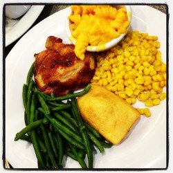 Dinner with the parents holy fuck I&rsquo;m eating vegetables ????! Whatttt it&rsquo;s gonna snow it Florida #bostonmarket #corn #greenbeans #macaroni #chicken #dark #miracle #yum  (at Boston Market)