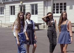 felfri:  alaluire:  agirlnamedally:  agirlnamedboy:   The Dungaree Club.  oh my pinafore!  I can’t even handle this photo it’s too much I’m in love with the fr right denim pinafore oh it hurts  omg i know these girls  ive made up my mind i am getting