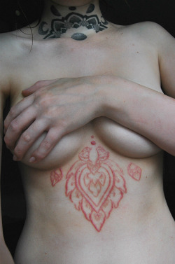 ilymorgannn:  seidur:  I’m so in love with it, it’s unbelievable.  - Made by Iestyn Flye Seven at Calm Bodymodification, Sweden.  So glad scarification is becoming more mainstream. It’s a beautiful and unappreciated artform