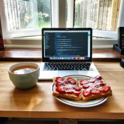 madewithcode:Breakfast goals. 😍 💻 ☀️ #FromWhereICode 📸: Gaivile