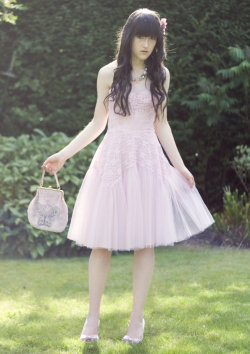 caravans:  15 JUN 2009 my prom outfit - click image for lookbook ——————————   By Eleanor Hardwick And i think she looks like a princess.