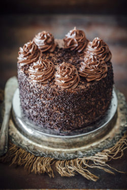 hemakesmesmilehuge:  sweetoothgirl:   ONE BOWL CHOCOLATE CAKE WITH CHOCOLATE CREAM CHEESE FROSTING  I may have just licked my phone