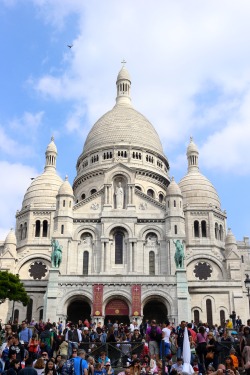 blueperk:  Paris Attraction: Sacré-Cœur, its Dome and Montmartre If there is one sight anyone coming to Paris must see, that is Sacré-Cœur. The church itself is absolutely stunning, sitting on one of the highest hills in Paris. This site has
