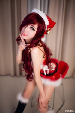 league-of-legends-sexy-girls:  Miss Fortune Cosplay 