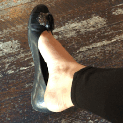 darknight2236:  theprettygoodfoot:  Dangle in the coffee shop waiting for my order.  Yum 